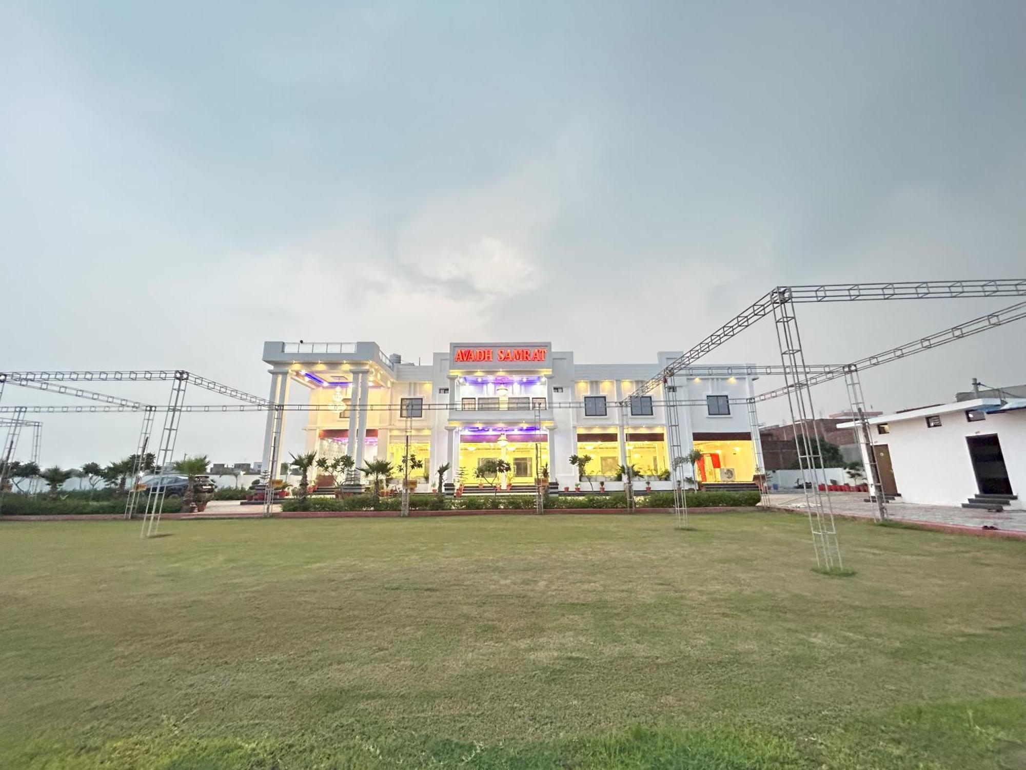 Awadh Samrat Resort Ayodhya Exteriér fotografie