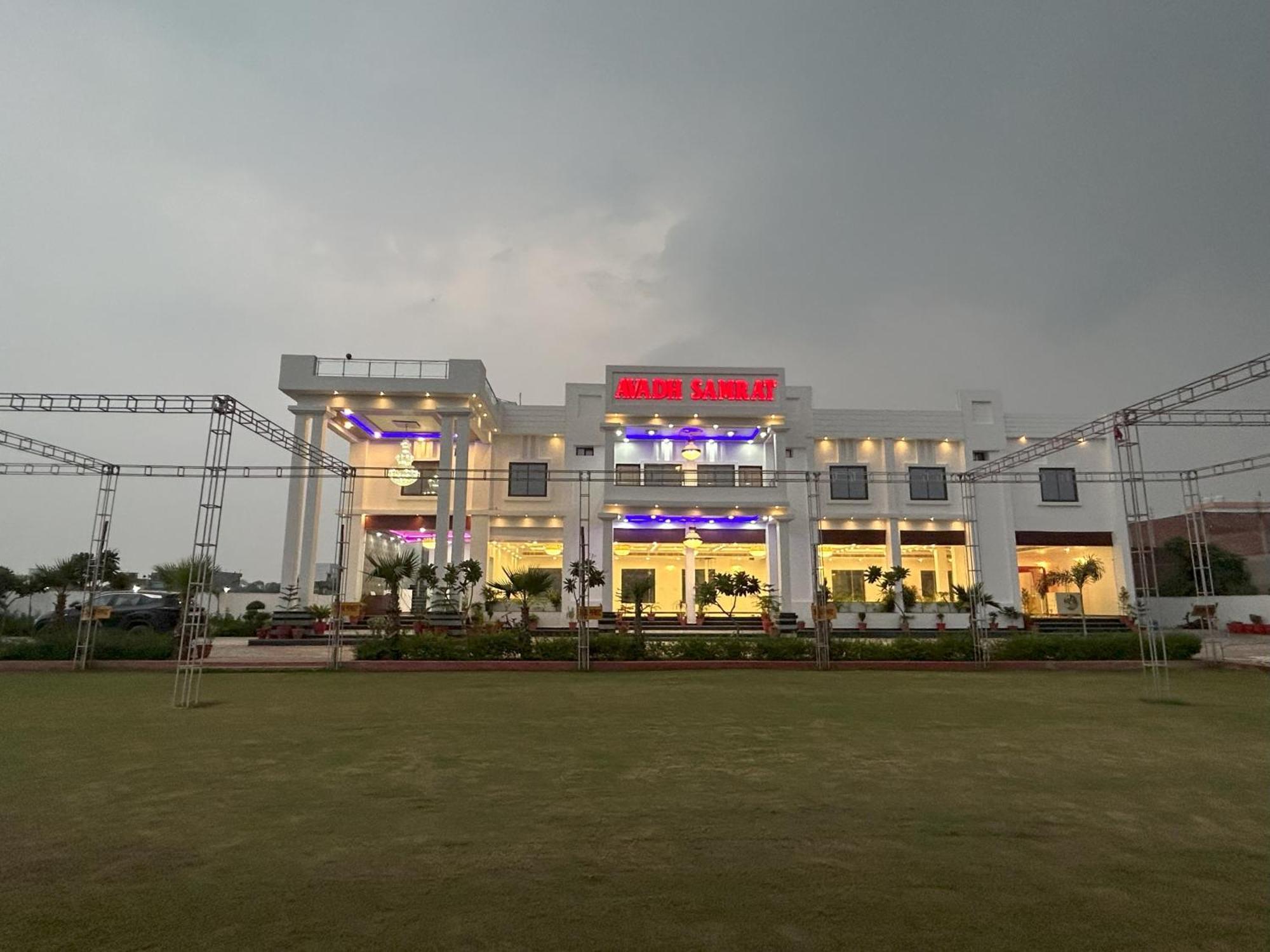 Awadh Samrat Resort Ayodhya Exteriér fotografie